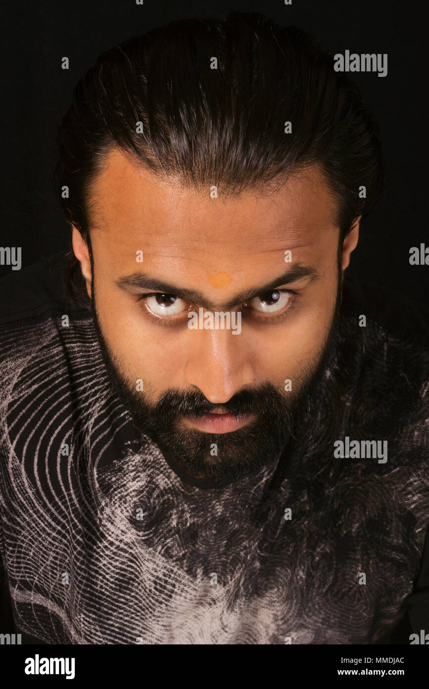 Close-up of man looking up at camera Banque D'Images