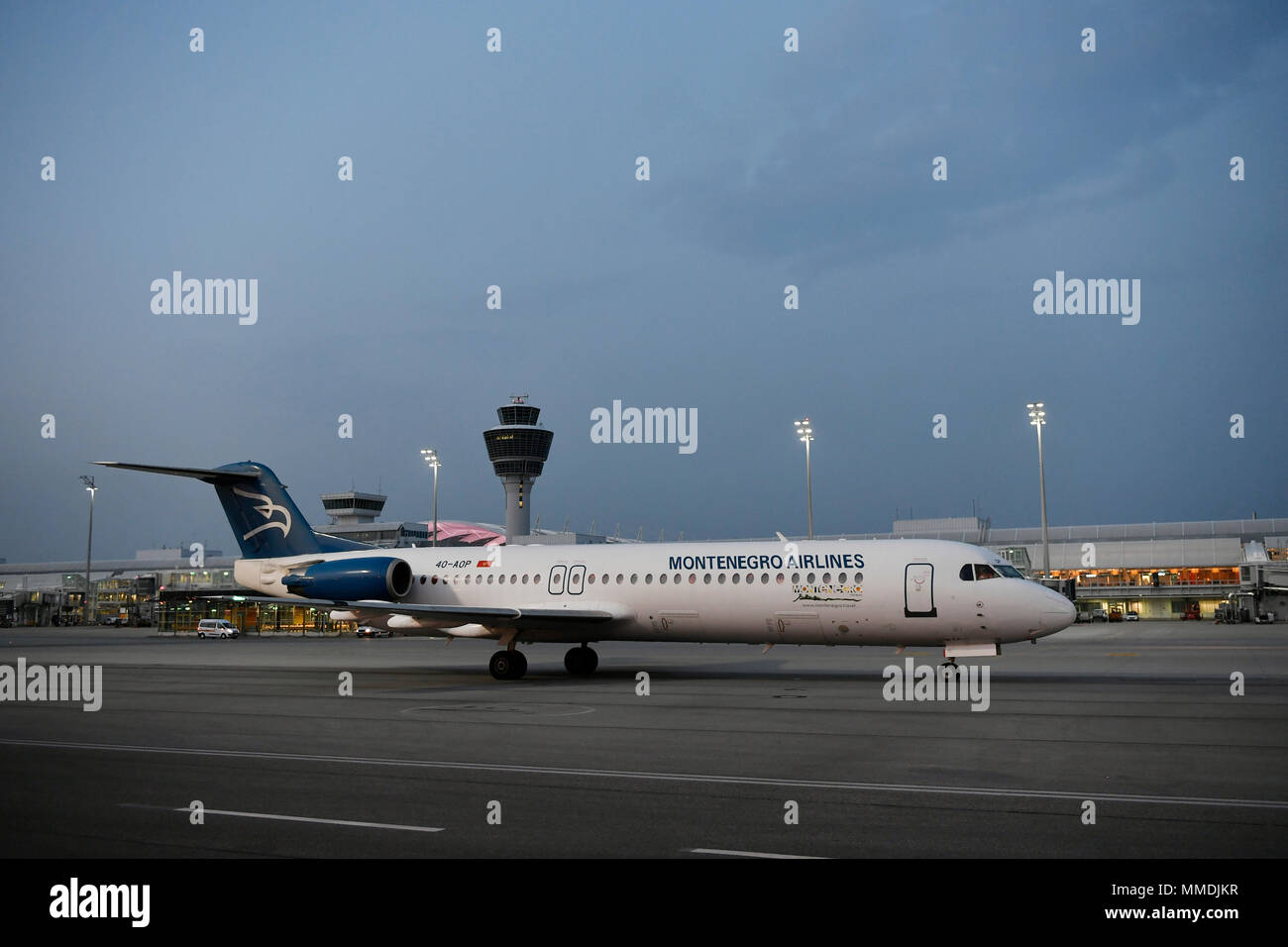 Le Monténégro, les compagnies aériennes, les Fokker F100, 100, Crépuscule, Déploiement, Airfield, Tour, Terminal 1, avion, avion, Avion, Aéroport Munich, MUC, Allemagne, Banque D'Images