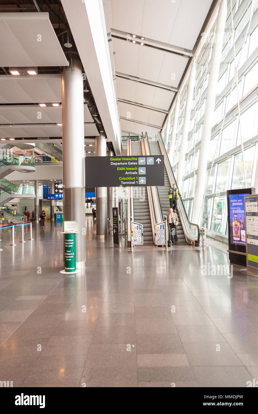 Dublin, Irlande - 8 mai 2018 : Le nouveau Terminal 2 de l'aéroport de Dublin en Irlande. La signalisation des passagers dans le hall. Banque D'Images