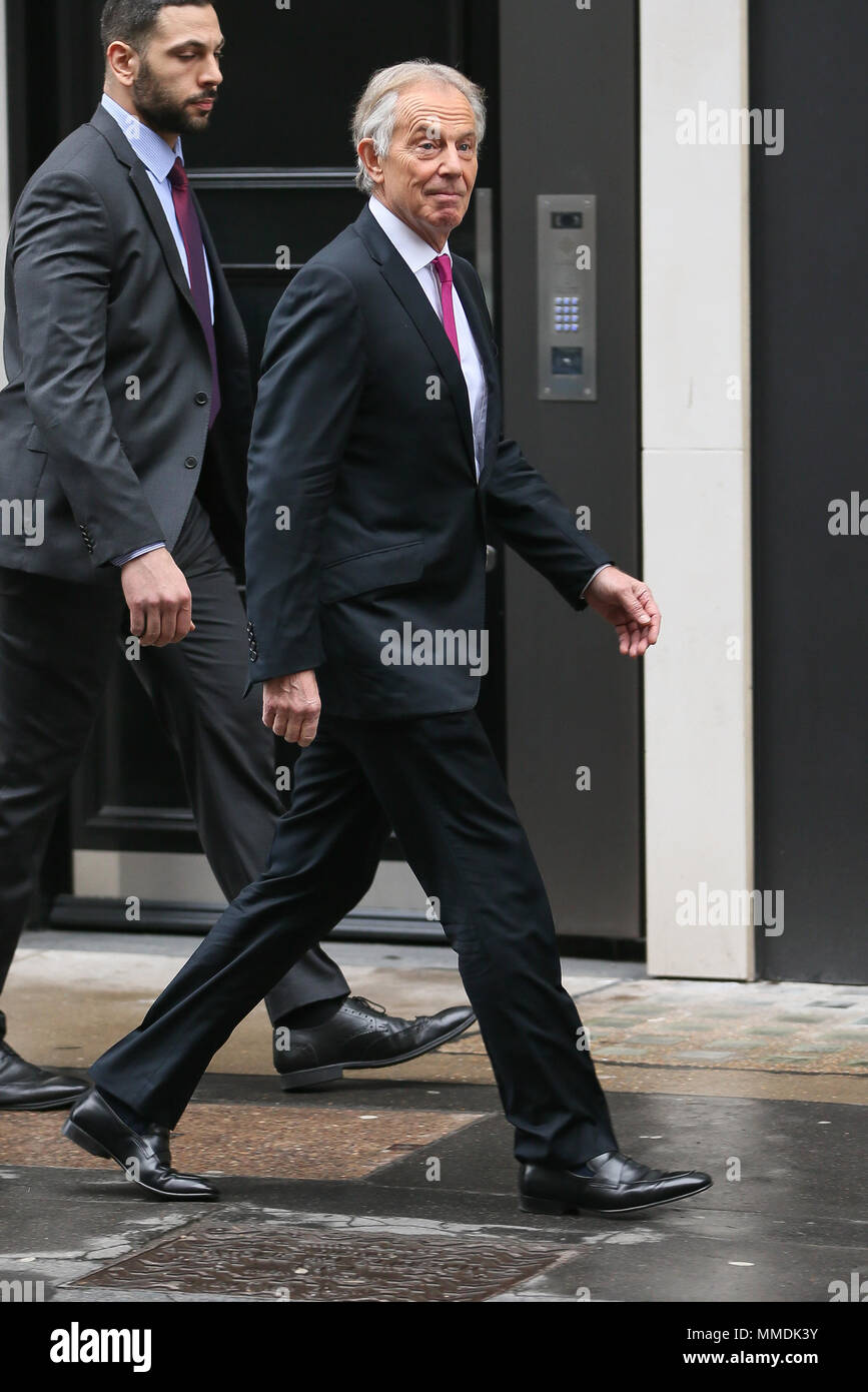 L'ancien Premier ministre britannique Tony Blair vu quitter BBC Radio 4 Studios après avoir parlé à propos de l'Accord du Vendredi Saint. Comme Tony a quitté le studio, il a décidé de faire une promenade le long de la route Great Portland au lieu d'obtenir la sécurité dans sa voiture à l'épreuve des bombes. Les gens étaient surpris de voir l'ancien Premier Ministre - Londres avec : Tony Blair Où : London, Royaume-Uni Quand : 10 Avr 2018 Crédit : WENN.com Banque D'Images