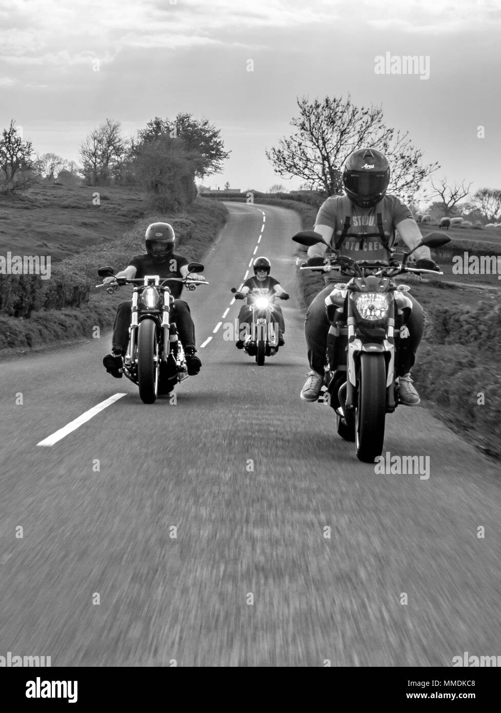 Les motards à cheval sur la route. Club de moto pour une balade en Angleterre Banque D'Images
