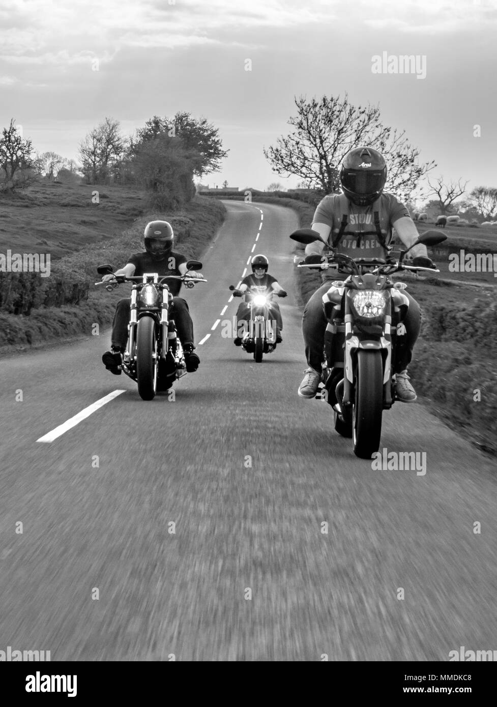 Les motards à cheval sur la route. Club de moto pour une balade en Angleterre Banque D'Images