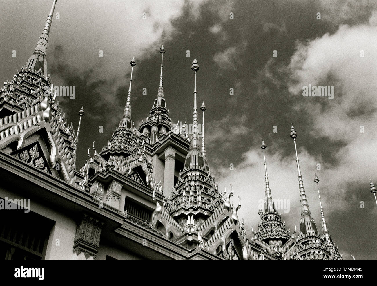 Les clochers de la Buddhist Temple Loha Prasat Metal Château de Wat Ratchanadda à Bangkok en Thaïlande en Asie du Sud-Est Extrême-Orient. Billet Wanderlust B&W Banque D'Images