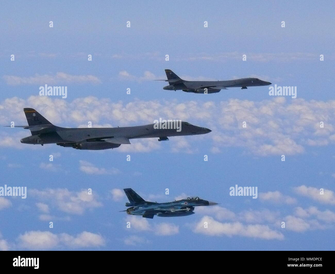 Deux U.S. Air Force B-1B Lancer bombers affecté à la 37e Escadron expéditionnaire piégée, déployés à partir de Ellsworth AFB, Dakota du Sud, voler aux côtés d'un Koku Jieitai (Japan Air Self-Defense Force) F-2s sur le voisinage de la mer de Chine orientale, le 21 octobre 2017. Suivant le vol avec Koku Jieitai les lancers a continué à participer à un survol de l'aéronautique et de la défense de Séoul 2017 (exposition Seoul ADEX 17) à l'aéroport de Séoul, République de Corée. (Photo gracieuseté de Koku Jieitai [Japan Air Self-Defense Force]) Banque D'Images