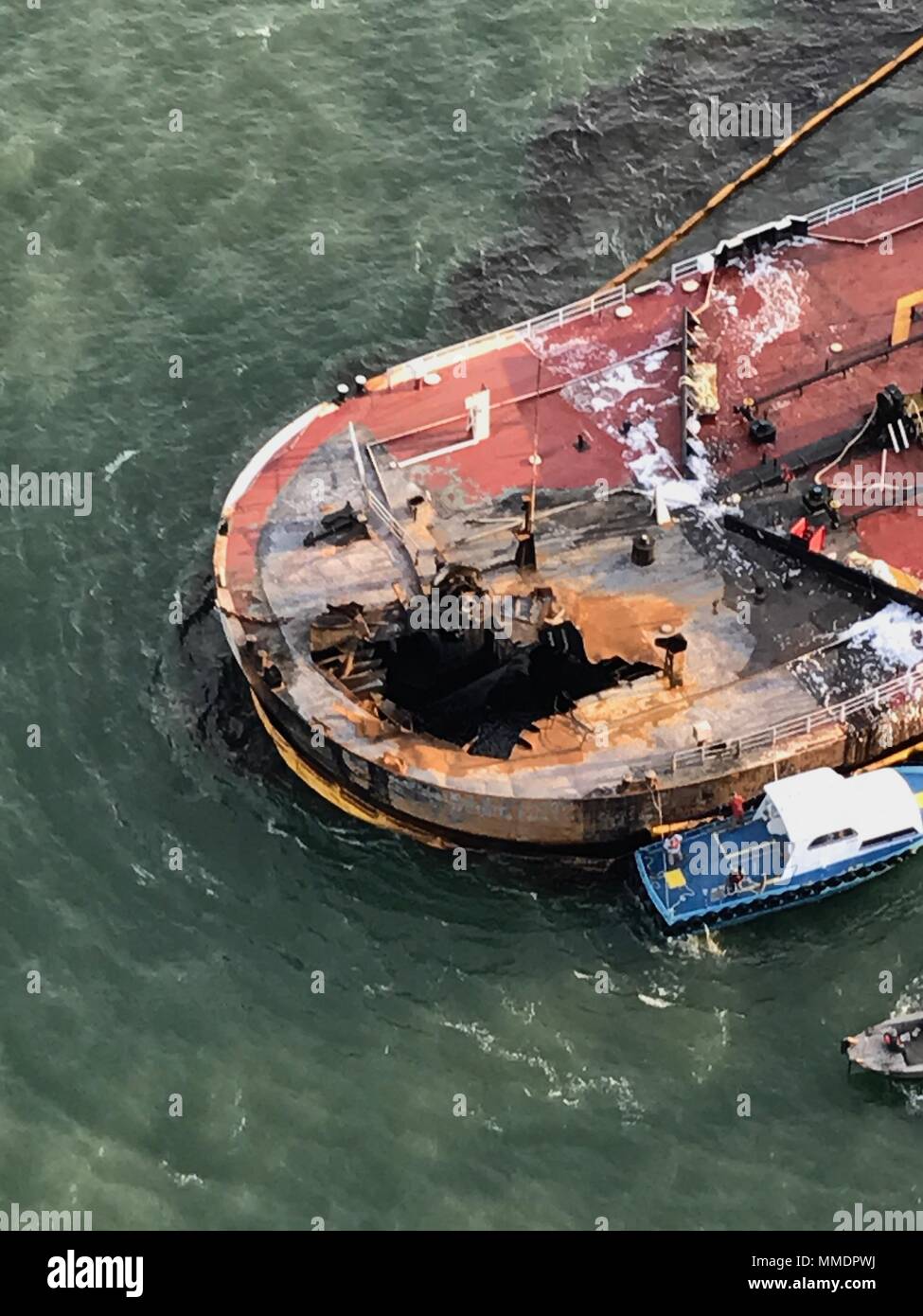 La Garde côtière, Texas Land Office général Bouchard et des représentants de transport continuent de répondre à une barge qui a pris feu vendredi matin, trois milles au large de la jetée de Port Aransas, Texas, le 21 octobre 2017. Bien que l'on éteint le feu, d'intervention poursuit les efforts pour minimiser l'impact sur l'environnement et de la communauté maritime. U.S. Coast Guard Photo de courtoisie d'actif. Banque D'Images