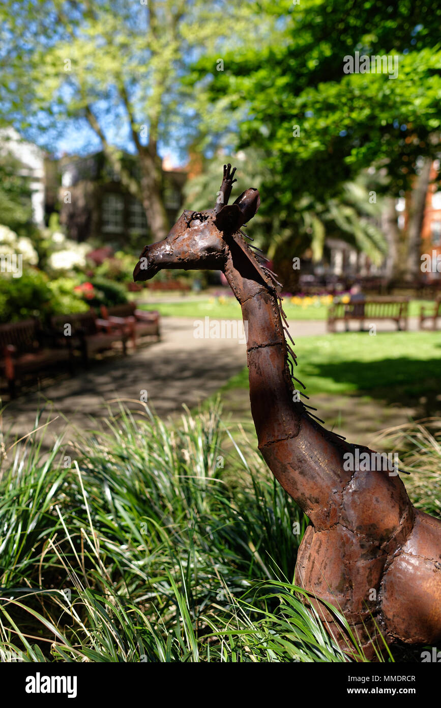 Statue girafe en métal, l'art moderne, à Mount Street, Mayfair, Londres, Angleterre Banque D'Images