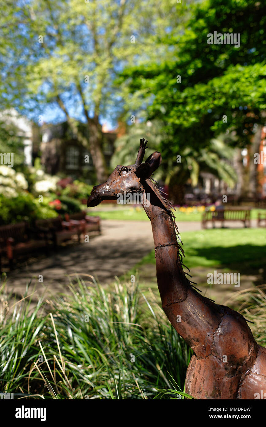 Statue girafe en métal, l'art moderne, à Mount Street, Mayfair, Londres, Angleterre Banque D'Images
