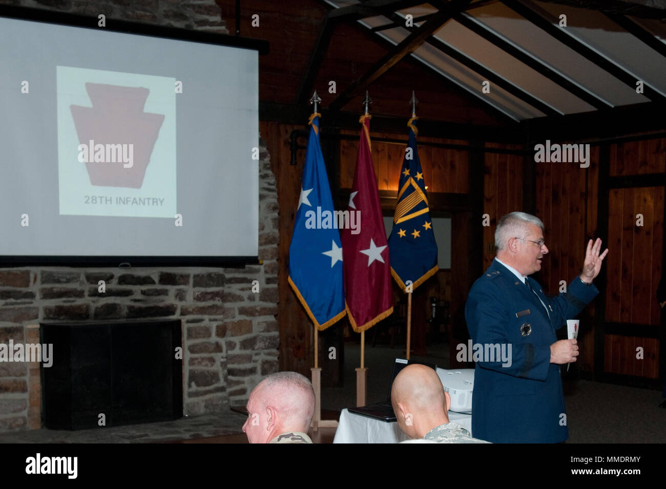 L'adjudant général de la Pennsylvanie, le Major-général Tony Carrelli fournit quelques observations durant le major-général Andrew P. Schafer Jr. cérémonie promotion à Fort Indiantown Gap, Pennsylvanie le Oct 14. Banque D'Images