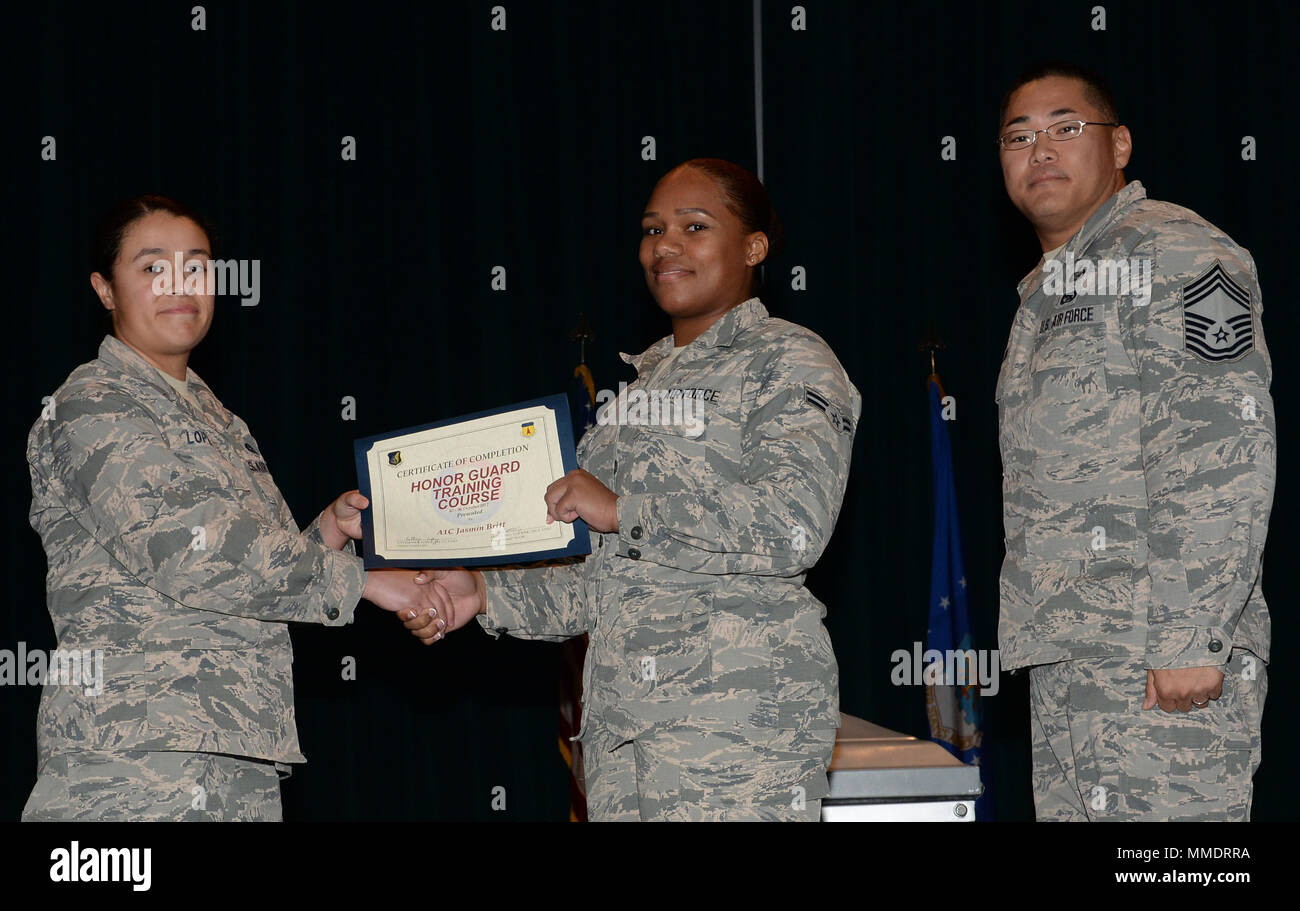 United States Air Force Honor Guard est une organisation cérémonielle responsable des honneurs militaires lors de funérailles et d'événements officiels. L'image d'archive documente une personne diplômée de la formation initiale de la garde d'honneur à la base aérienne d'Andersen, Guam, le 19 octobre 2017, y compris la présentation du drapeau de cérémonie et les Taps. Les membres de la garde d'honneur soutiennent les funérailles et les cérémonies publiques. Banque D'Images
