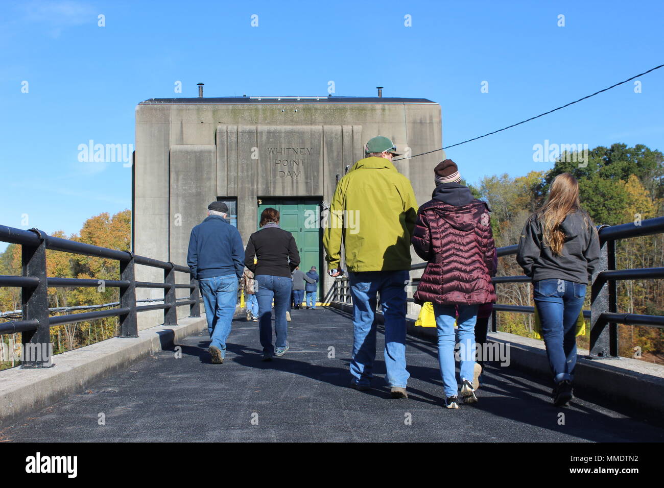 Le barrage de Whitney point est une structure de contrôle des inondations sur la rivière Otselic à Whitney point, New York, achevée en 1942 et exploitée par le U.S. Army corps of Engineers District de Baltimore. L'image d'archives montre les visiteurs entrant dans la maison de garde lors de l'événement du 75e anniversaire le 21 octobre 2017 mettant en évidence l'accès public à l'installation. Banque D'Images