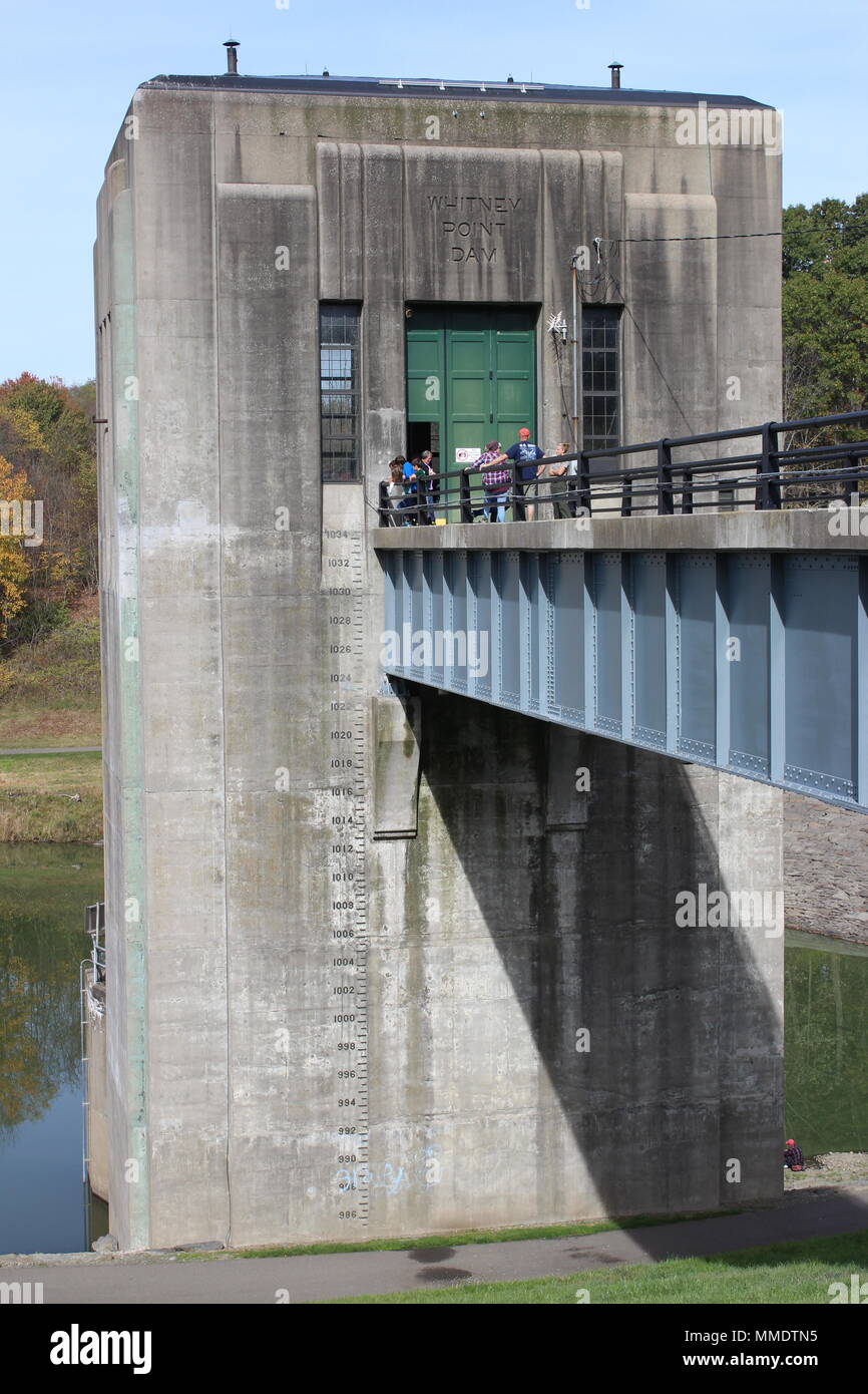 Whitney point Dam est un barrage de contrôle des inondations à Whitney point, New York, achevé en 1942 et exploité par le corps of Engineers de l'armée américaine, dans le district de Baltimore. La structure assure la gestion des risques d’inondation pour les collectivités en aval, y compris Binghamton, et son réservoir soutient les activités récréatives gérées par le comté de Broome. L'image d'archives enregistre l'accès public à l'intérieur de la maison de garde lors du 75e anniversaire, le 21 octobre 2017. Banque D'Images