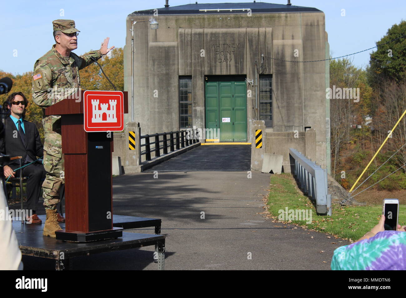 Whitney point Dam est un projet de contrôle des inondations à Whitney point, New York, achevé en 1942 et géré par le corps of Engineers de l'armée américaine, district de Baltimore. Le barrage a permis d’éviter des dommages d’environ 726 millions de dollars causés par les inondations dans les communautés en aval, y compris Binghamton. L'image d'archives documente les propos tenus lors de la cérémonie du 75e anniversaire qui s'est tenue le 21 octobre 2017, devant la porte d'entrée. Banque D'Images