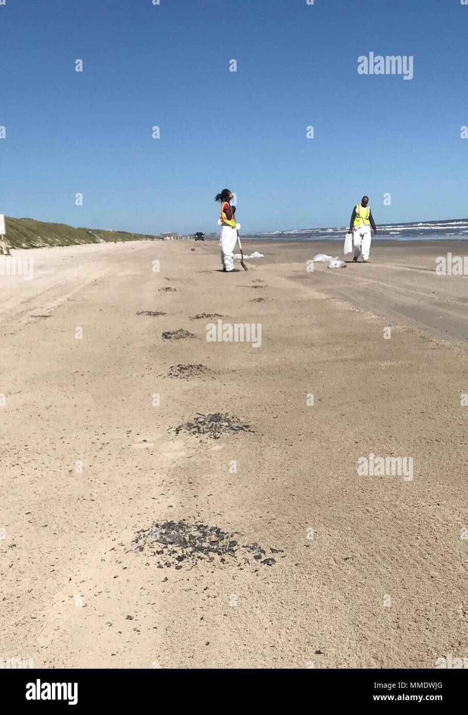 La Garde côtière, Texas Land Office Général, et Bouchard représentants de transport continuent de répondre à un rejet de l'huile d'une barge à trois milles au large de la jetée de Port Aransas, Texas, 13 octobre 2017. La Garde côtière continue de surveiller de près les incidences environnementales de l'événement avec le commandement unifié. Banque D'Images