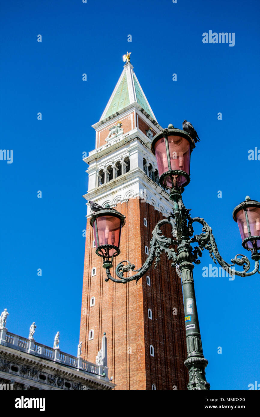 Le Campanile de la Place Saint Marc Venise en été Banque D'Images