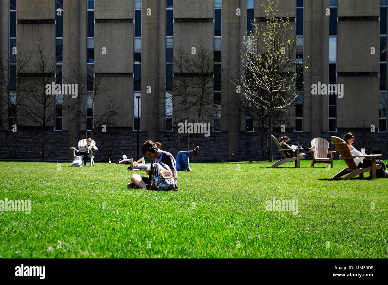 Philadelphia, PA, USA - 23 Avril 2018 : Salon des étudiants sur l'espace vert à l'Université de Philadelphie Ville quartier. Banque D'Images