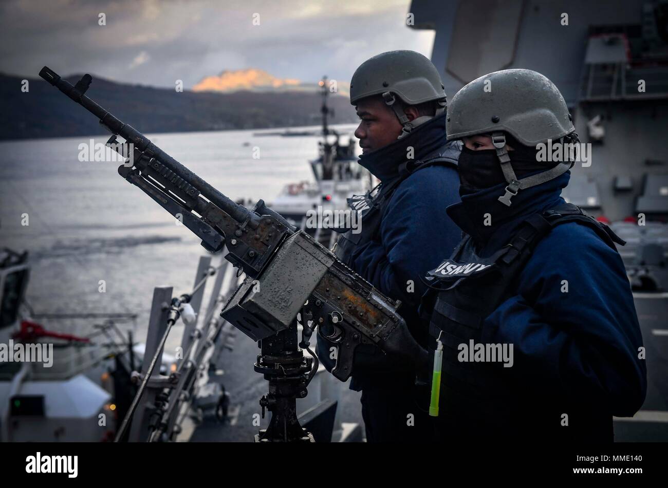 171021-N-U653-083 Faslane (Écosse) (oct. 21, 2017) un homme marins M240B machine gun à bord de la classe Arleigh Burke destroyer lance-missiles USS Oscar Austin (DDG 79) comme le navire arrive à Faslane, en Écosse, le 21 octobre 2017. Oscar Austin est sur un déploiement systématique des intérêts de sécurité nationale des États-Unis en Europe, et d'accroître la coopération en matière de sécurité et de l'avant théâtre présence navale dans la sixième flotte américaine zone d'opérations. (U.S. Photo par marine Spécialiste de la communication de masse 2e classe Ryan Utah/Kledzik) Parution Banque D'Images