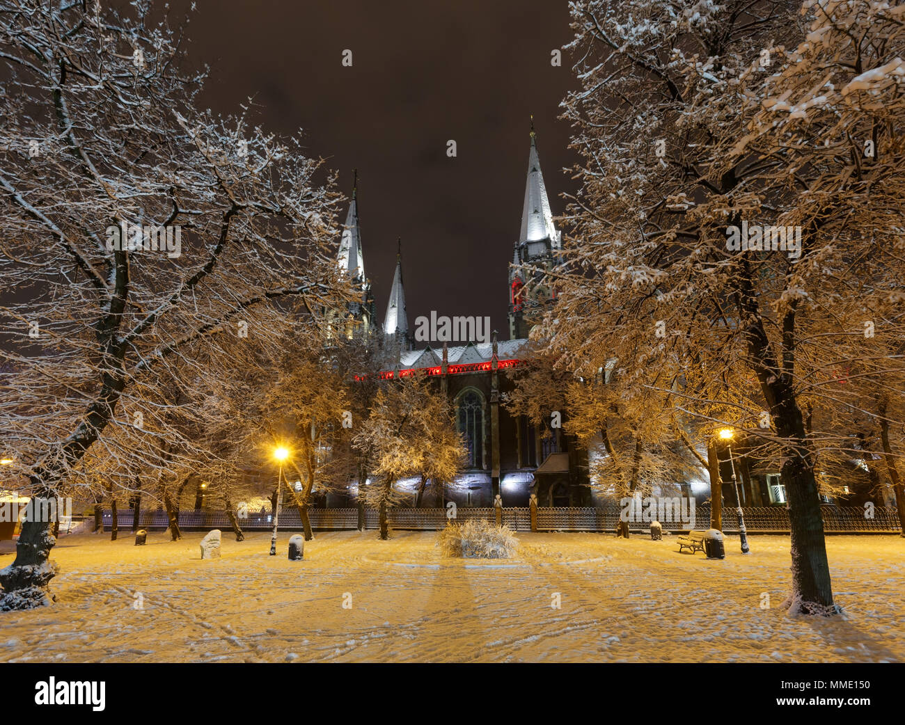 Belle nuit illuminée de l'Église d'hiver de Sts. Olha et Elizabeth à Lviv, Ukraine. Construit dans les années 1903-1911. Banque D'Images