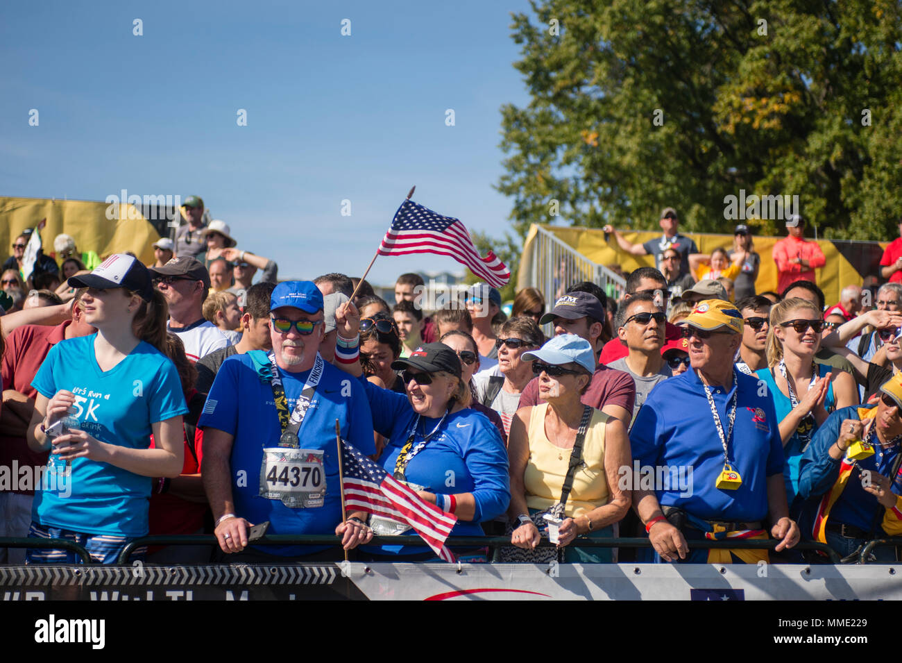 Les spectateurs d'encourager les coureurs lors de la 42e marathon du Marine Corps, Arlington, Va., le 22 octobre 2017. Aussi connu comme 'la', Marathon la course de 26,2 km a attiré environ 30 000 participants de promouvoir la forme physique, de générer la bonne volonté dans la communauté, et de mettre en valeur les compétences organisationnelles du Marine Corps. (U.S. Marine Corps photo par Lance Cpl. Yasmin D. Perez) Banque D'Images