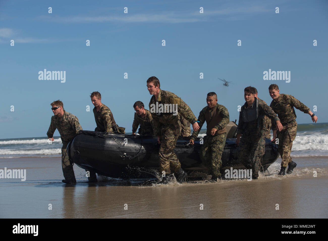 États-unis, et du Mexique, Royal Marines apportent un zodiaque lutter contre le maraudage en caoutchouc de plaisance à port au cours d'un exercice d'helocast au Marine Corps Base Camp Lejeune, N.C., Octobre 19, 2017. Bold Alligator 17 est une grande multinationale, exercice amphibie conçu pour exécuter les opérations de mise en forme complexes, débarquement amphibie et d'attaque, et la mer s'appuyant sur les opérations pour améliorer U.S. et de la coalition entre les navires et la terre. (U.S. Marine Corps photo par Lance Cpl. Ashley McLaughlin) Banque D'Images