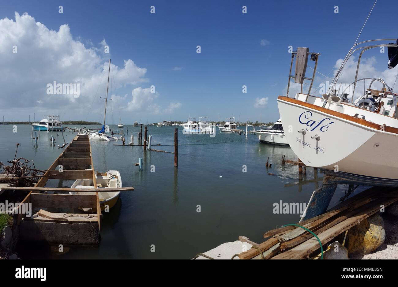 Intervenants évaluer le potentiel de pollution des bateaux coulés causés par l'Ouragan Maria à Salinas, Puerto Rico, le 21 octobre 2017. La FSE Maria-10 PR Commandement unifié, composé du Ministère des Ressources naturelles et environnementales, la Garde côtière en collaboration avec le Porto Rico la qualité de l'environnement, de contrôle de l'Environmental Protection Agency et le U.S. Fish & Wildlife Service et, répond aux navires endommagés, déplacées, immergé ou déprimées. 10 Le FSE est le cadre par lequel l'aide fédérale est coordonnée avec des organismes d'état en réponse à potentiel ou réel Banque D'Images