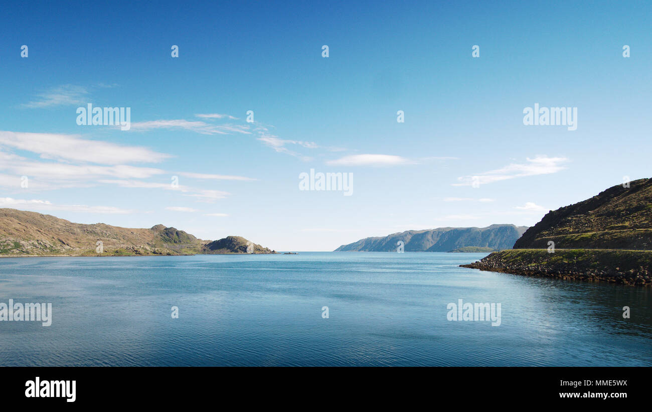 Mer calme à l'intérieur d'un fjord norvégien juste au nord de Olderfjord. De superbes vues le long de la E69 en route vers le Cap Nord. Banque D'Images