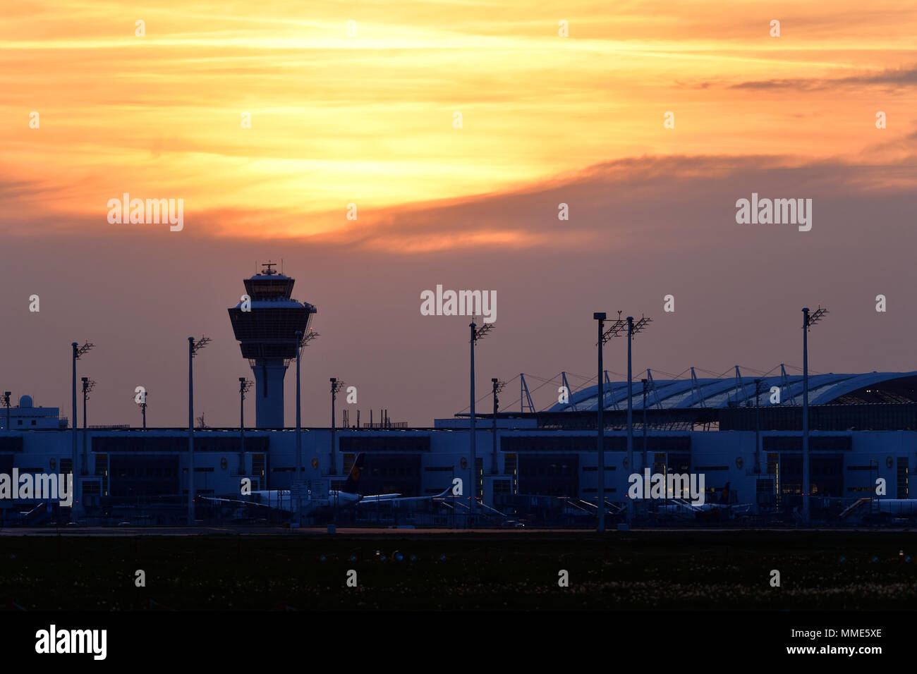 Coucher de Soleil, Soleil, Soleil, Terminal, Tower, Red Sky, romantique, crépuscule, avion, avion, avion, MAC, nuage, Munich, l'aéroport de MUC, Allemagne, Banque D'Images