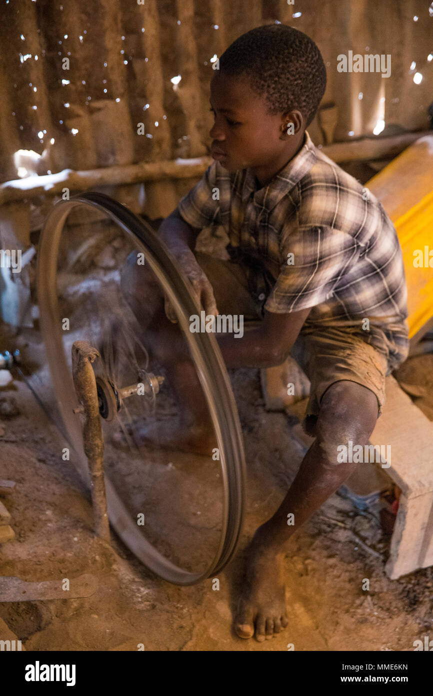 Smithy à Bohicon, Bénin. Travailleur de l'enfant. Banque D'Images