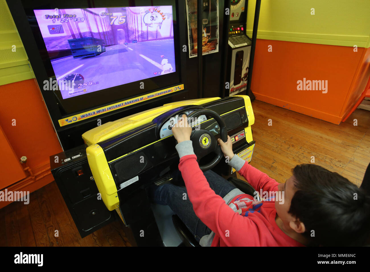 Garçon de 11 ans à jouer dans un salon de jeu. Cabourg, France Photo Stock  - Alamy