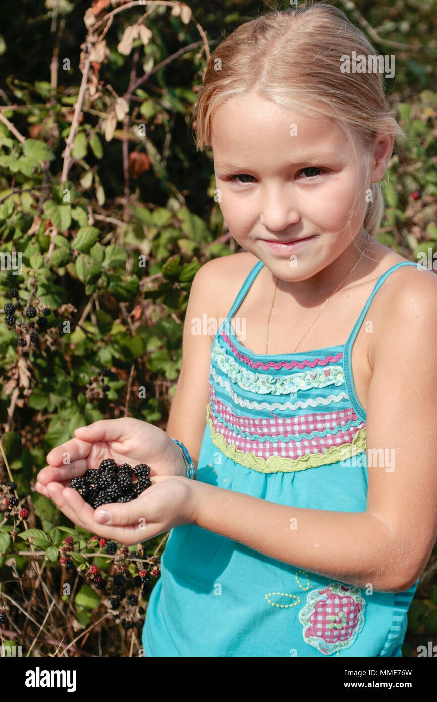 Enfant à la cueillette de fruits Banque D'Images