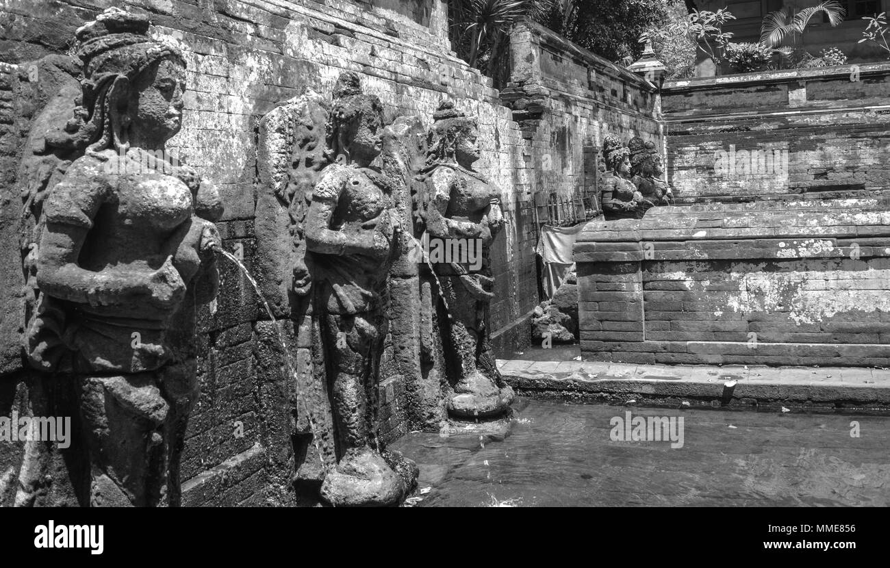 L'eau de source de la grotte à Bali Indonésie Gajah Banque D'Images