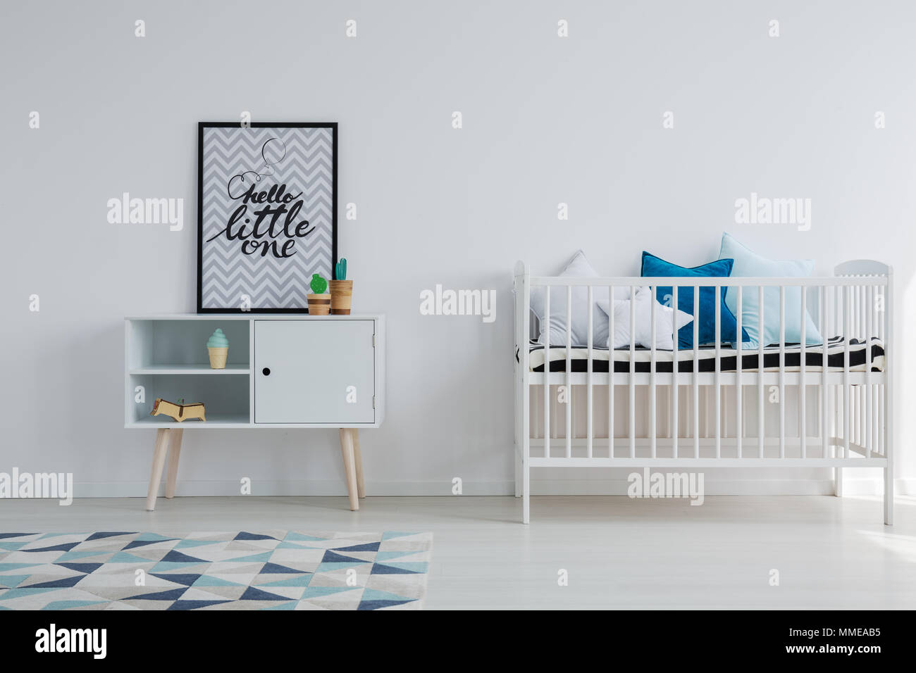 Chambre de bébé en scandi appartement avec mobilier vintage Banque D'Images