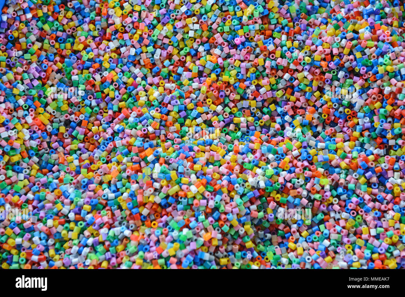 Une variété de différentes couleurs de perles hama utilisé par les enfants pour faire des objets d'artisanat Banque D'Images