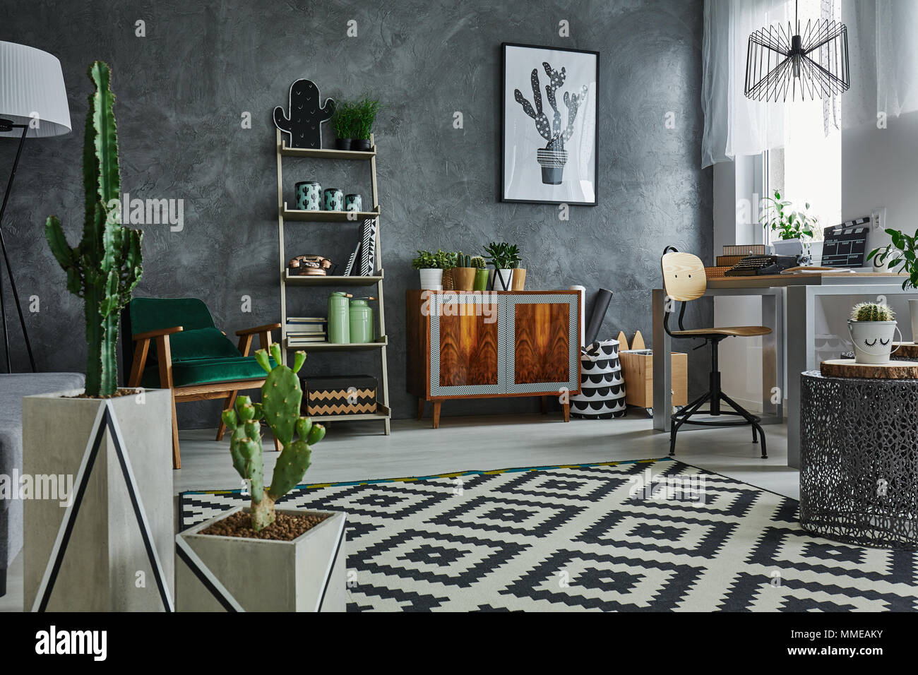 Appartement gris avec cactus décoratifs, tapis et de meubles en bois Banque D'Images