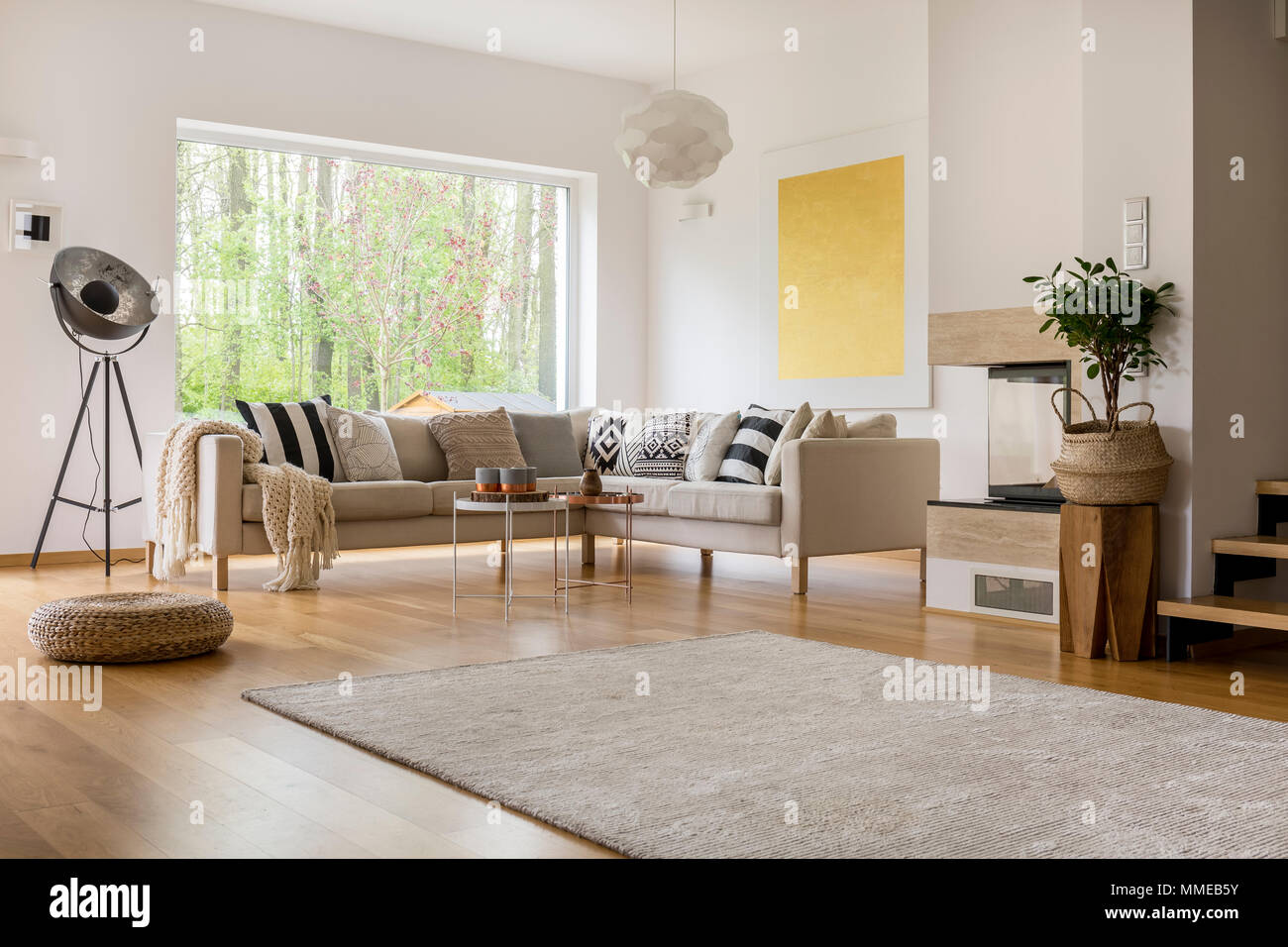 Ouvrir l'espace dans cet appartement à la décoration moderne canapé blanc Banque D'Images