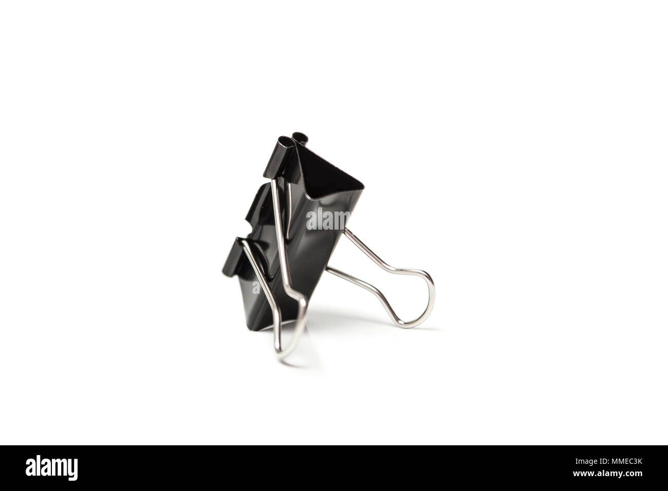 Trombone isolé de fond blanc. Un trombone est un dispositif à usage interne d'un dispositif de fermeture tels que le papier et plus encore. Banque D'Images