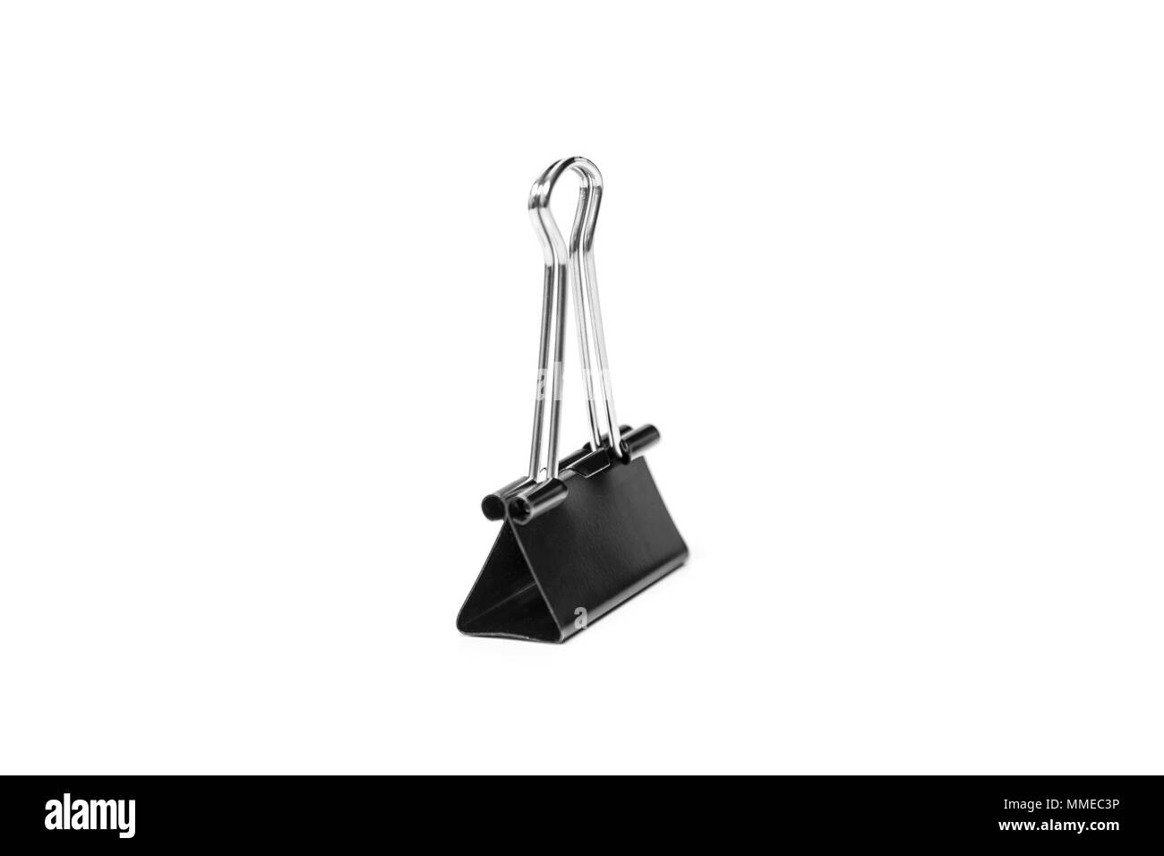 Trombone isolé de fond blanc. Un trombone est un dispositif à usage interne d'un dispositif de fermeture tels que le papier et plus encore. Banque D'Images