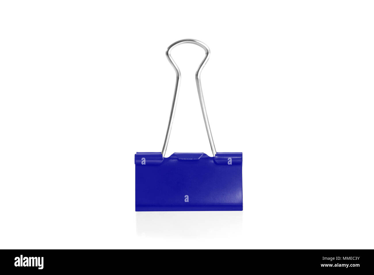 Trombone isolé de fond blanc. Un trombone est un dispositif à usage interne d'un dispositif de fermeture tels que le papier et plus encore. Banque D'Images