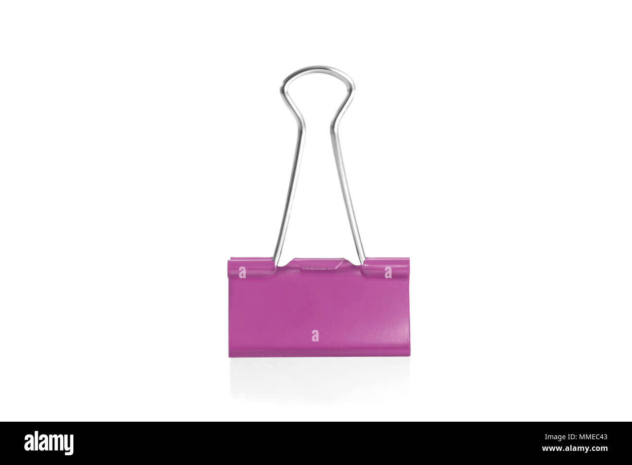 Trombone isolé de fond blanc. Un trombone est un dispositif à usage interne d'un dispositif de fermeture tels que le papier et plus encore. Banque D'Images