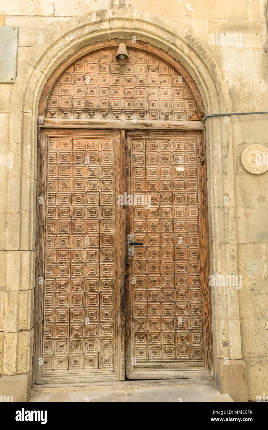 Passage de porte de style oriental arabe en Azerbaïdjan en vieille ville. Banque D'Images