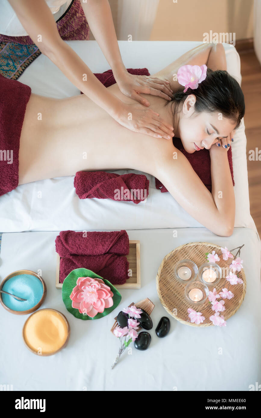Yougn Asian woman relaxing with hand spa massage au spa salon de beauté. Vue d'en haut. Banque D'Images