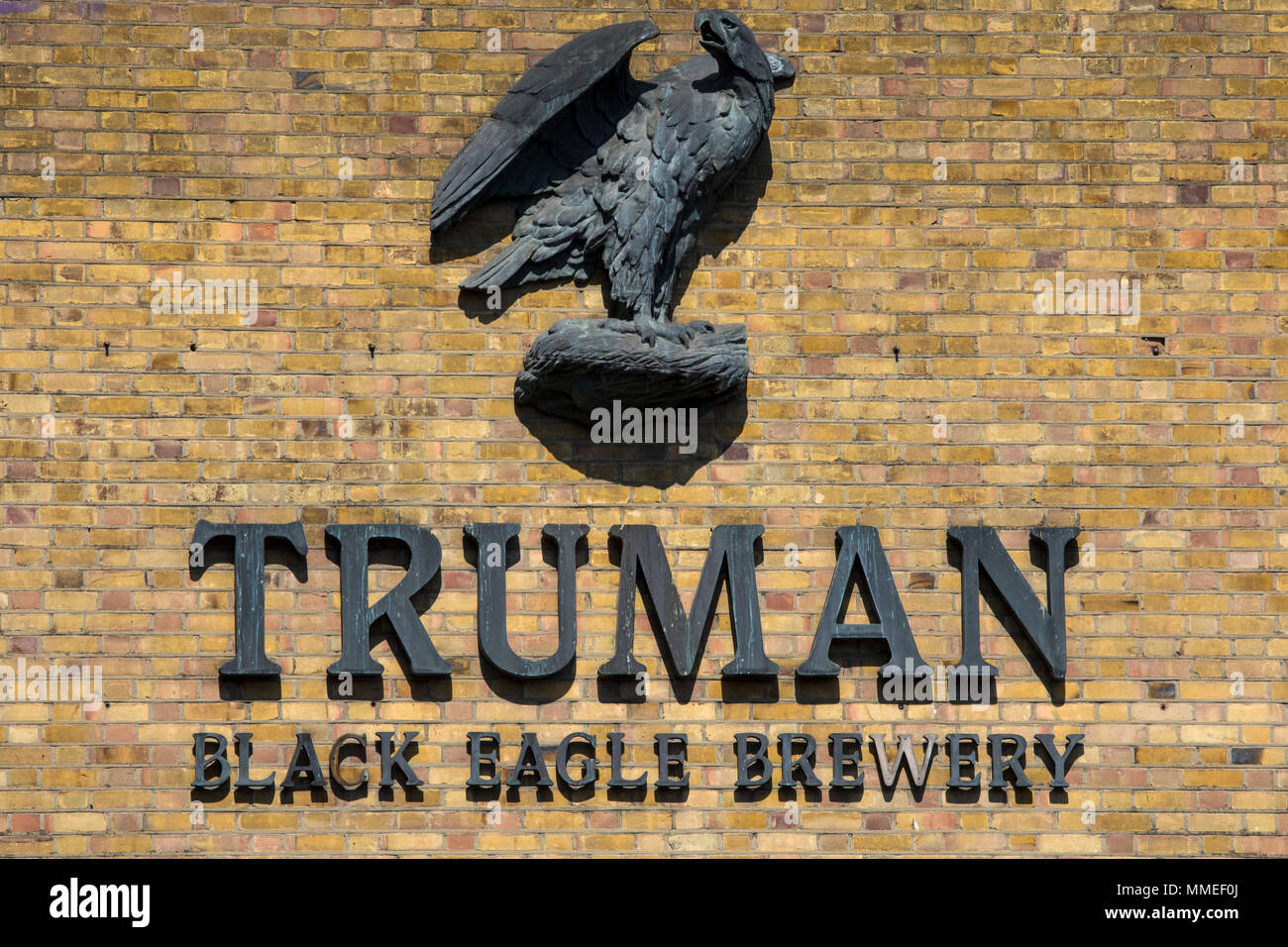 Londres, Royaume-Uni - 19 avril 2018 : le signe de l'Aigle Noir Truman Brewery sur Brick Lane, l'emplacement de leur usine de brassage à Londres, le 19 avril Banque D'Images