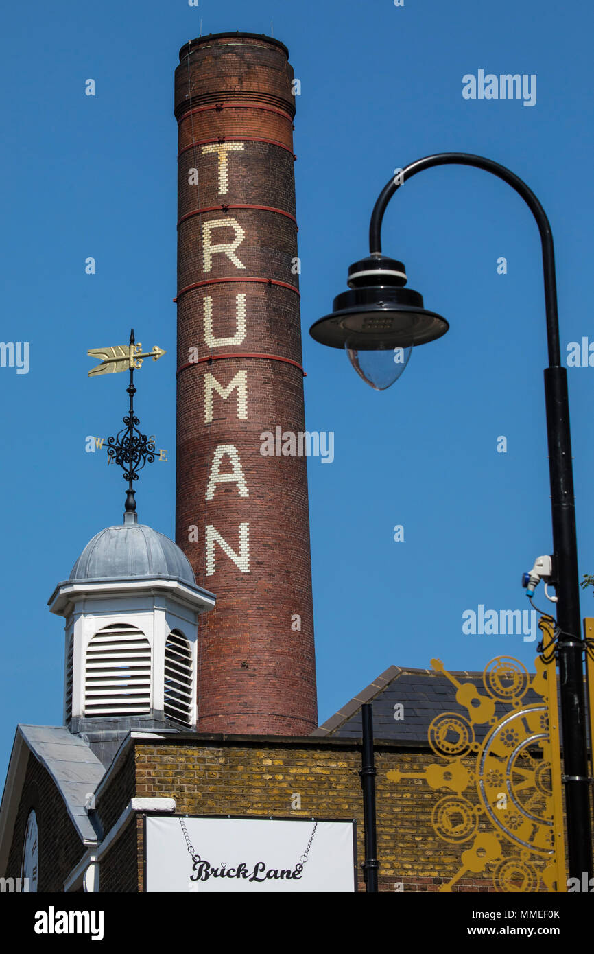 Londres, Royaume-Uni - 19 avril 2018 : l'ancienne cheminée de l'ancienne usine de Truman Brewery situé dans la région de Brick Lane de Spitalfields à Londres, le 19 Avr Banque D'Images