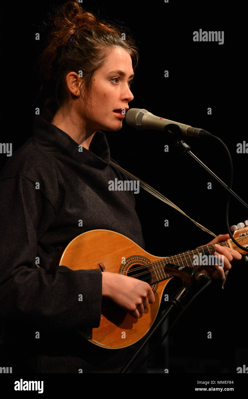 Rachel Sermanni chanteur musicien folk écossais jouer au Carnegie Hall en Shetland Sandwick Banque D'Images