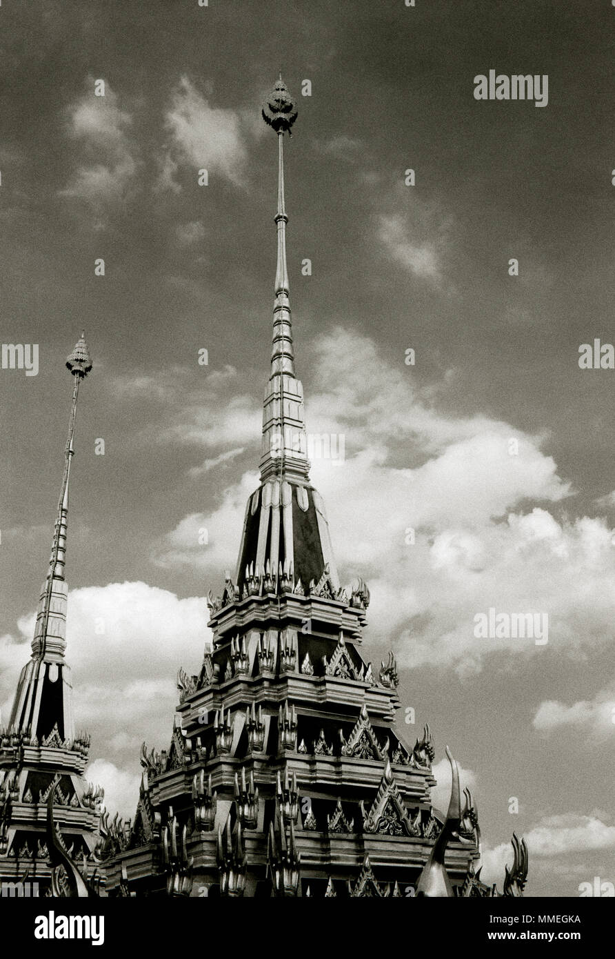 Les clochers de la Buddhist Temple Loha Prasat Metal Château de Wat Ratchanadda à Bangkok en Thaïlande en Asie du Sud-Est Extrême-Orient. Billet d'architecture B&W Banque D'Images