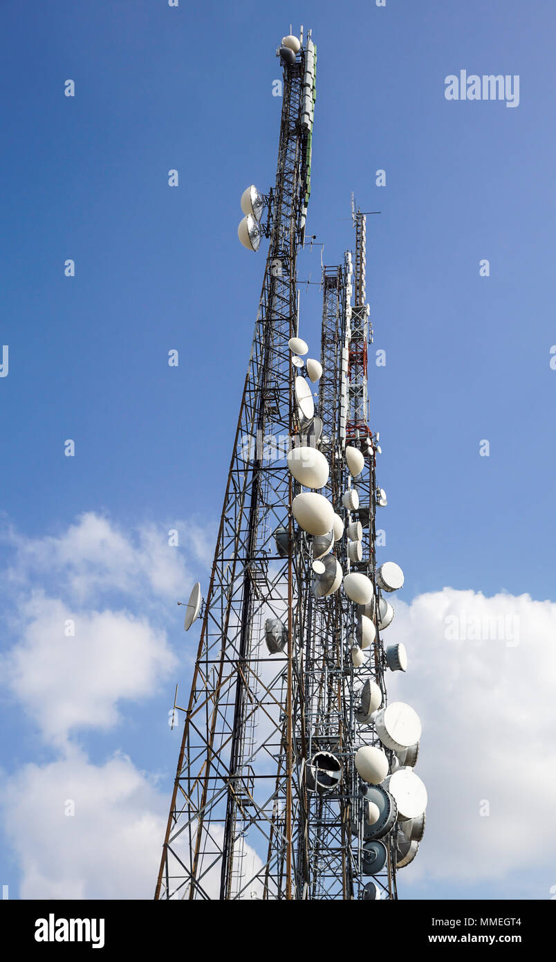 Les antennes de télévision du mât de télécommunication technologie sans fil avec ciel bleu le matin Banque D'Images