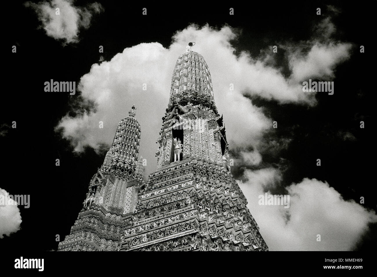 Ciel clair-obscur dramatique et le temple bouddhiste de l'aube - Wat Arun Temple à Thonburi Bangkok Yai en Thaïlande en Asie du Sud-Est Extrême-Orient. Billet d'B&W Banque D'Images