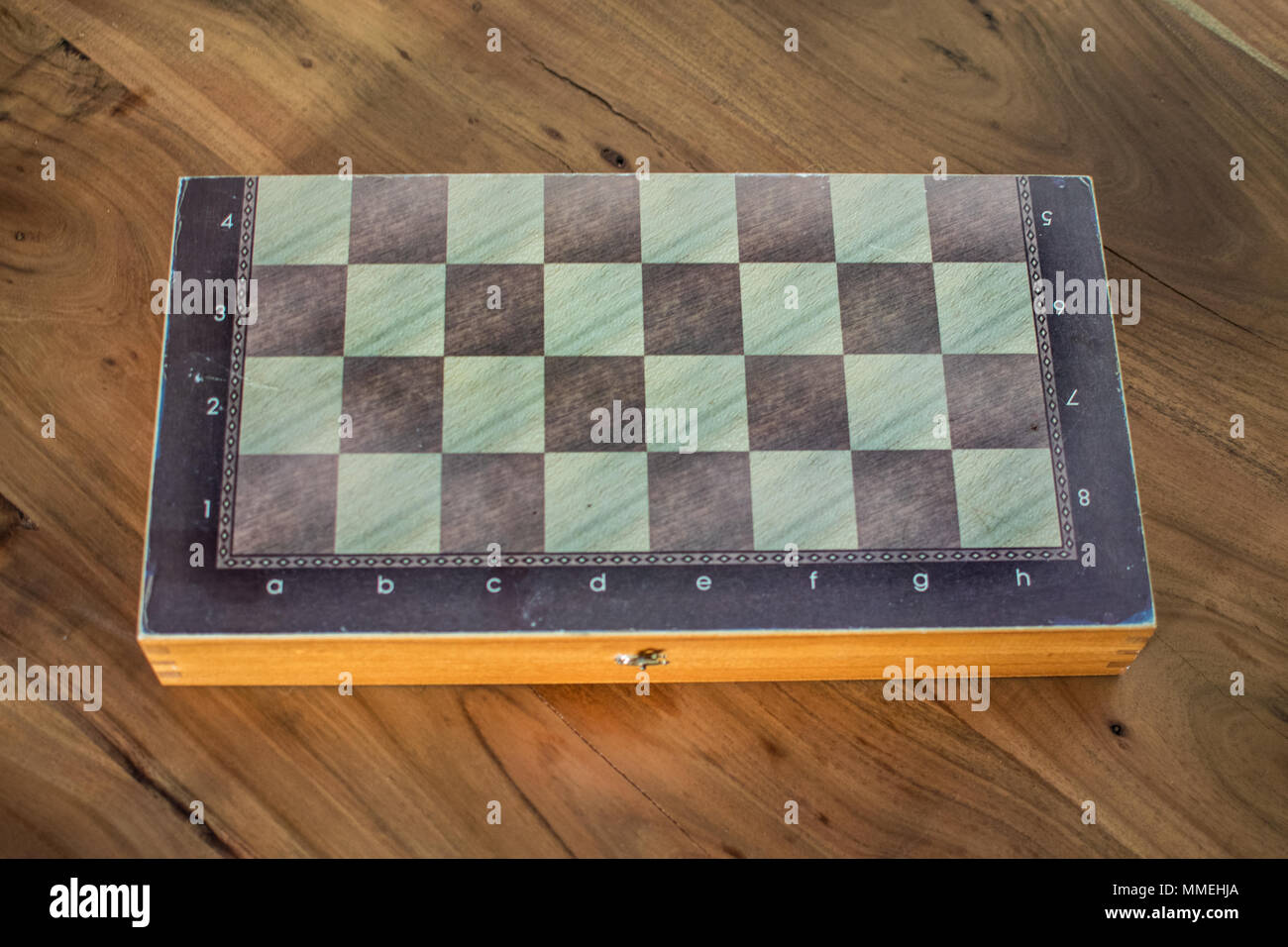 Gros plan d'une boîte de backgammon avec un échiquier dans un côté Banque D'Images