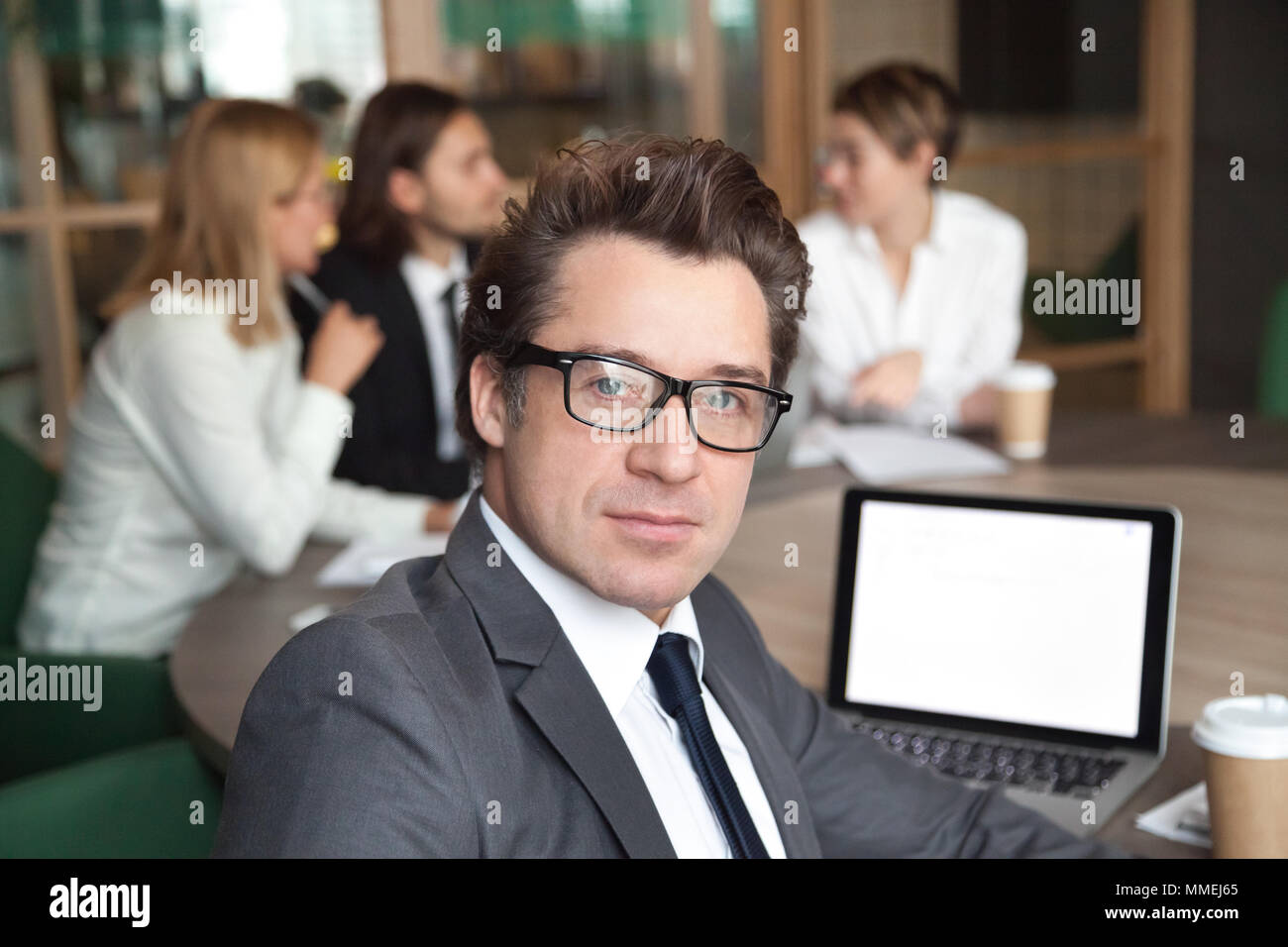 Middle-aged businessman wearing glasses investisseur regardant est venu Banque D'Images