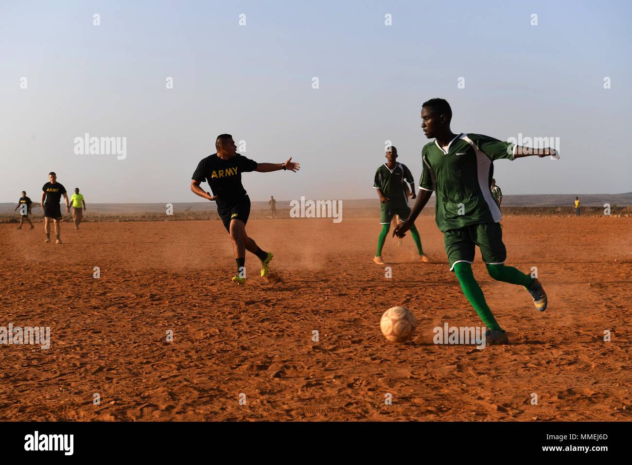 Les soldats d'infanterie de l'Armée américaine à partir de la 10e Division de Montagne et 3-144 Infantry Regiment et les membres de l'Armée de Djibouti (FAD) affecté à l'intervention rapide bataillon, jouer au soccer à Djibouti le 10 mai 2018, 10 mai 2018. Les membres de la côte sur une période de cinq semaines de cours couvrant combatives, d'armes, et de combattre en sauvetage. (U.S. Air Force photo par un membre de la 1re classe Haley D. Phillips). () Banque D'Images