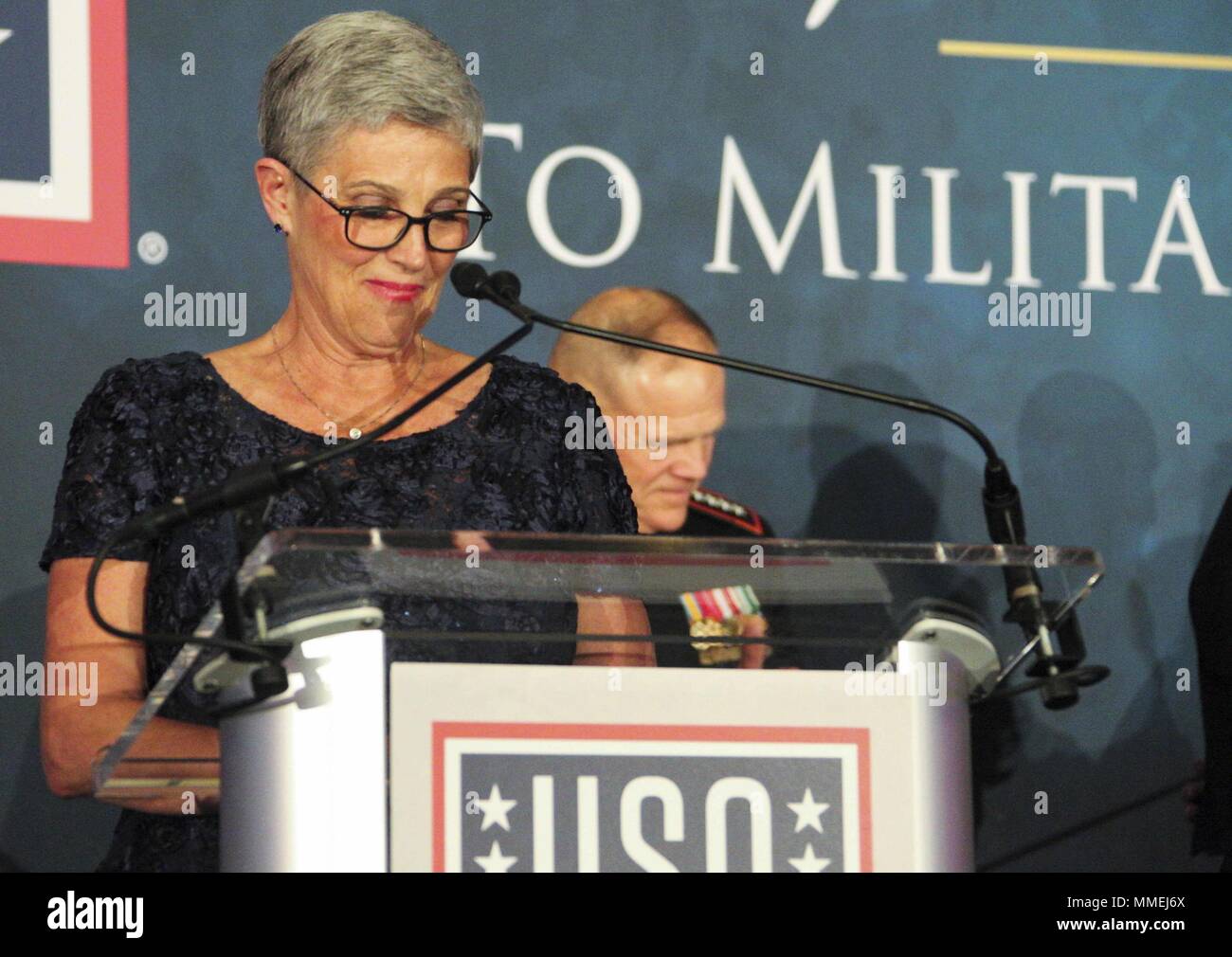 D'Arcy Neller, épouse du Commandant de la Marine Corps le général Robert B. Neller, parle aux militaires et réduite au cours de la 36e assemblée annuelle de remise des Prix du Programme conjoint militaire de l'USO Le dîner à Washington, D.C. le 10 mai 2018, 10 mai 2018. Le dîner annuel de remise des prix rend hommage à des conjoints des militaires. (U.S. Marine Corps photo par le Sgt. Olivia G. Ortiz). () Banque D'Images